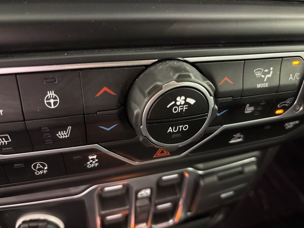 Used 2022 Silver Jeep Unlimited Sahara image 36