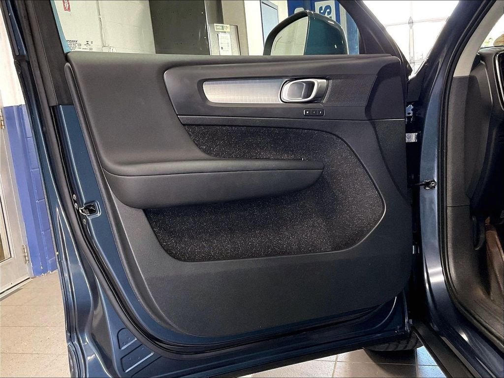 Used 2021 Blue Volvo Momentum image 9