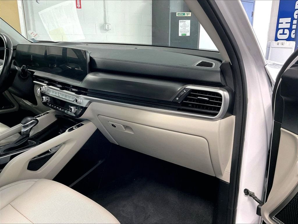 Used 2023 White Kia S image 13