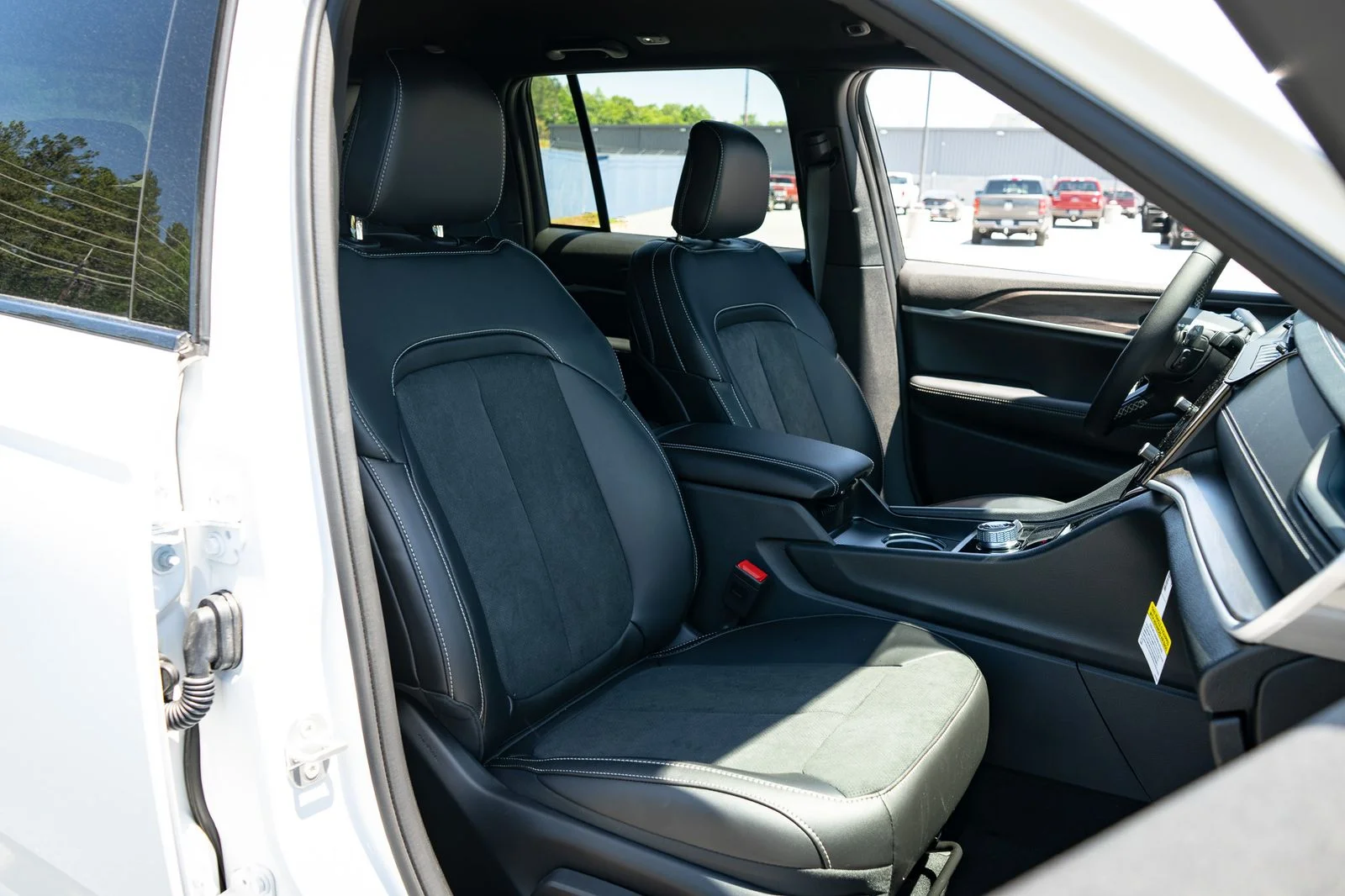 New 2026 Bright White Clear-Coat Exterior Paint Jeep Altitude image 22