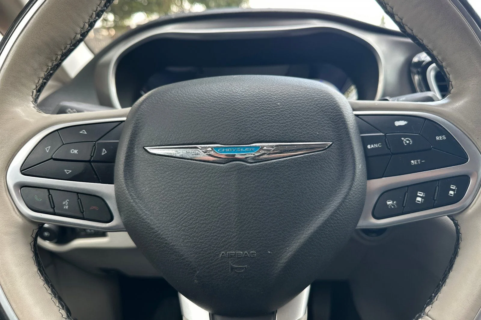 Used 2018 White Chrysler Limited image 26