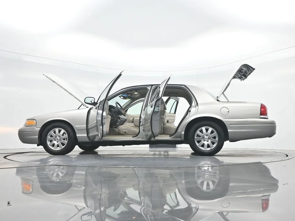 Used 2006 Silver Ford LX image 45