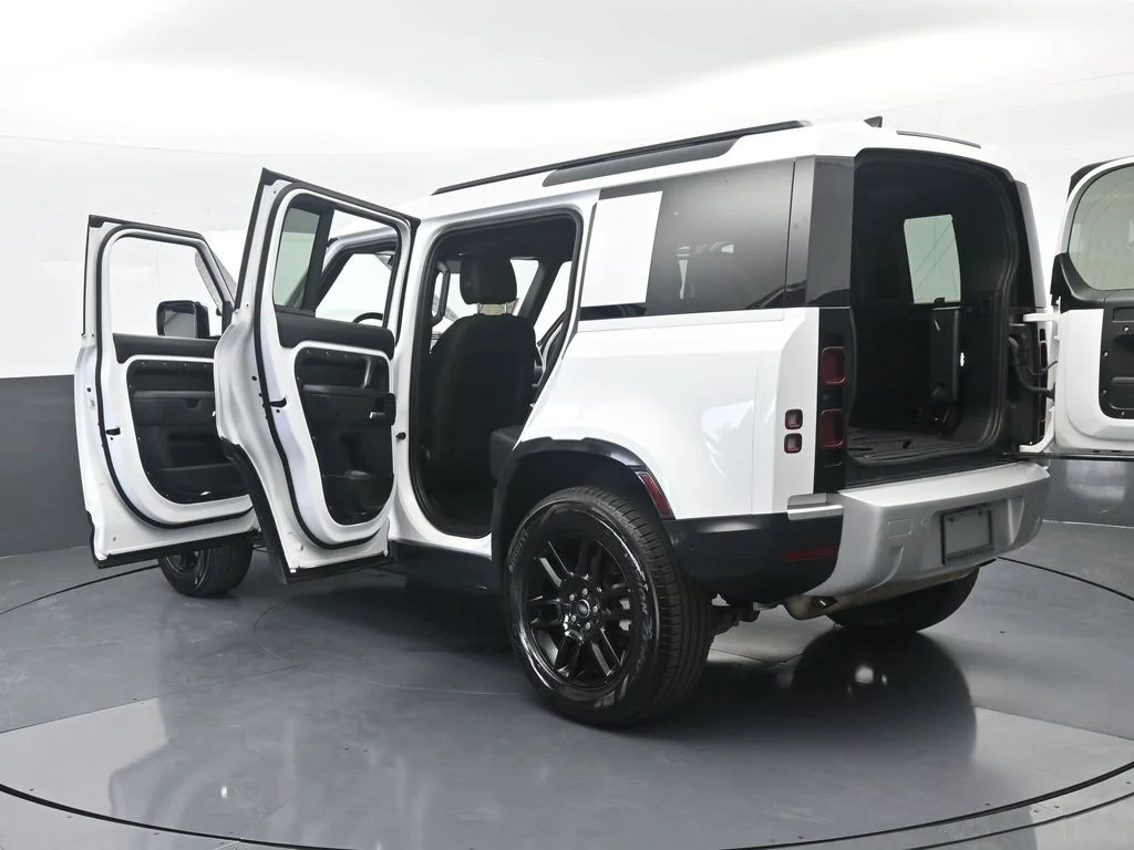 Used 2025 White Land Rover S image 92