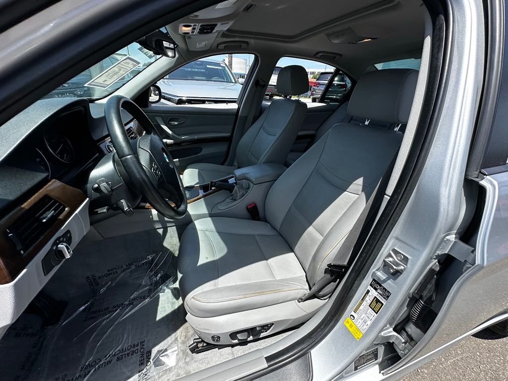 Used 2011 Silver BMW 328i xDrive image 22