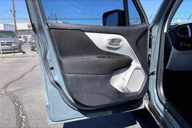 Used 2018 Gray Jeep Latitude image 18