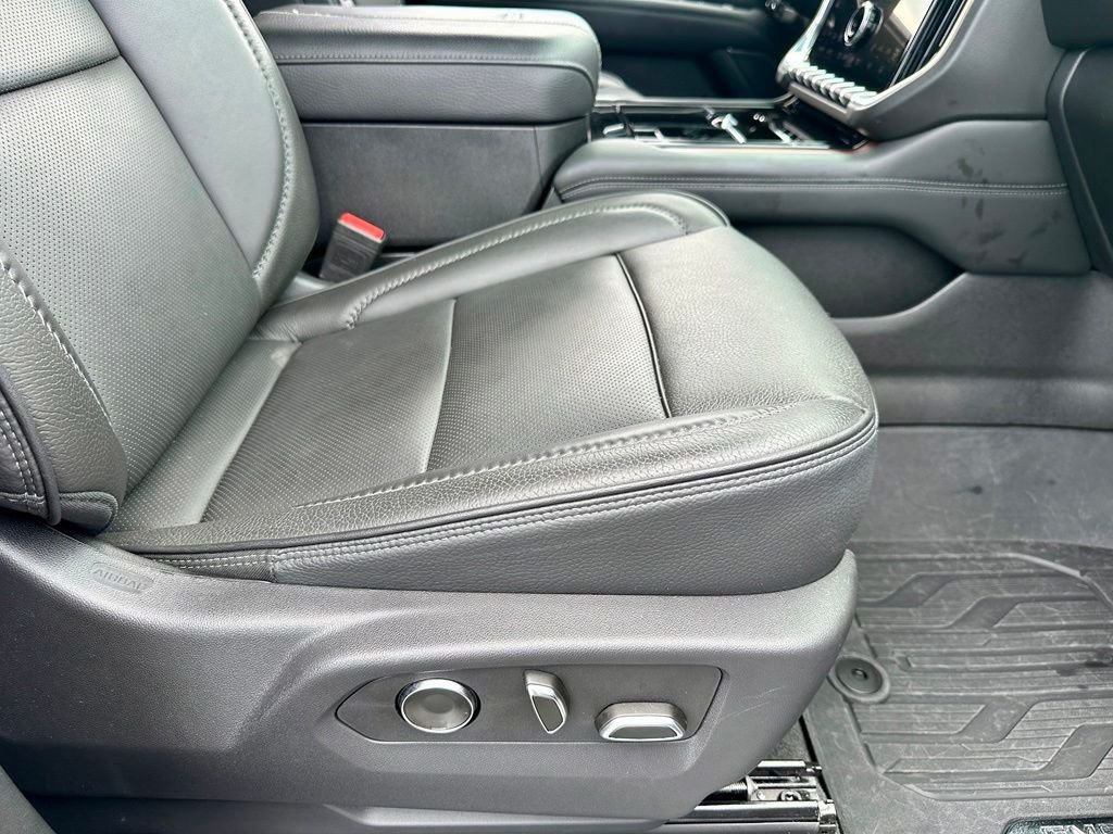 Used 2025 White GMC Denali image 28