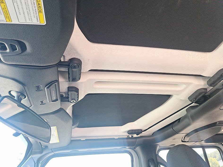 Used 2023 Earl Clearcoat Jeep Sport Altitude image 20