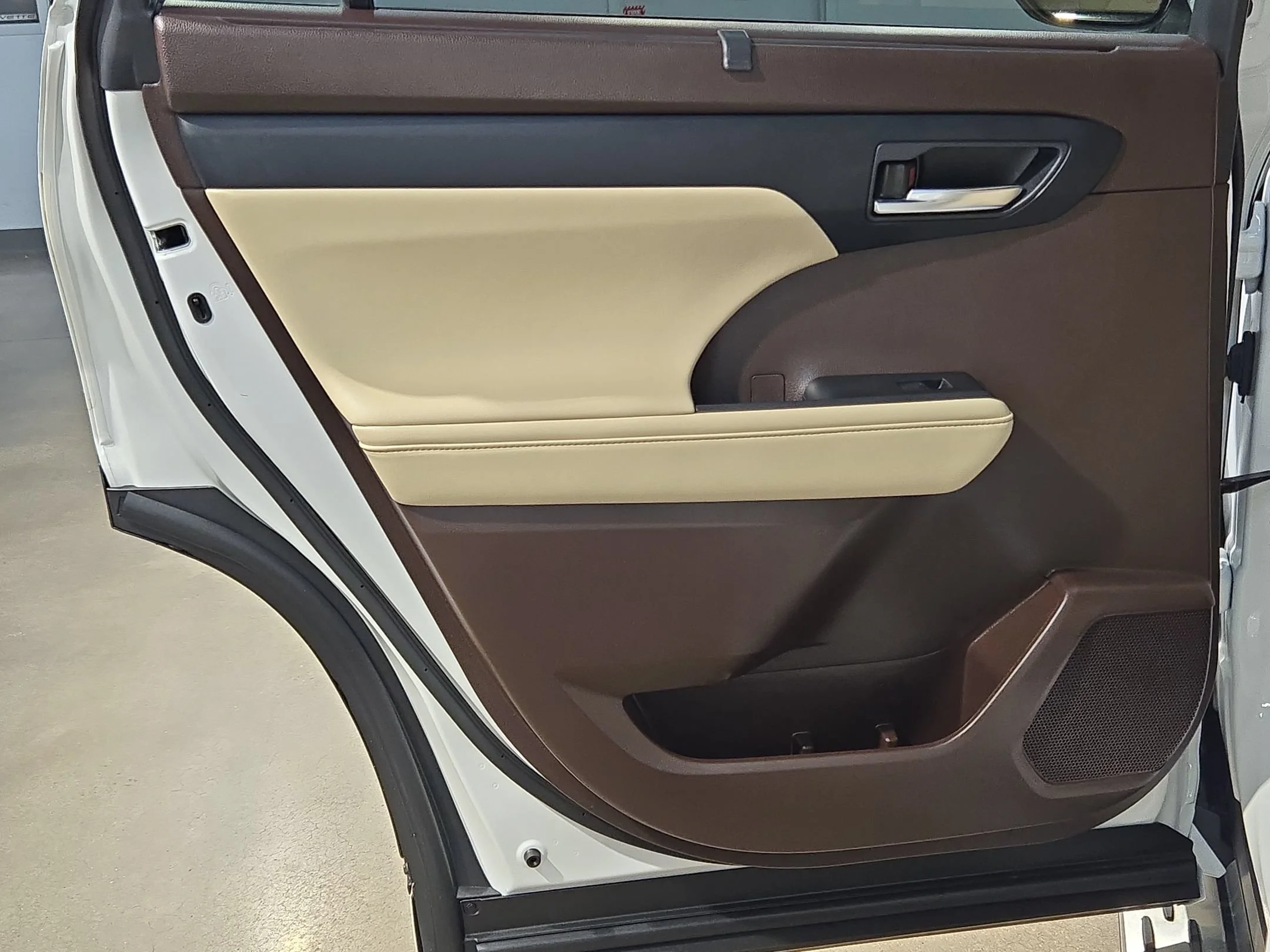 Used 2022 Wind Chill Pearl Toyota XLE image 34