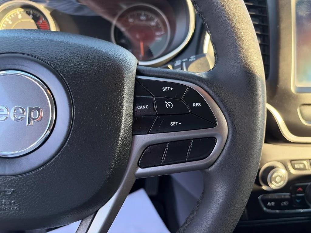 Certified Used 2022 Gray Jeep Latitude Lux image 28