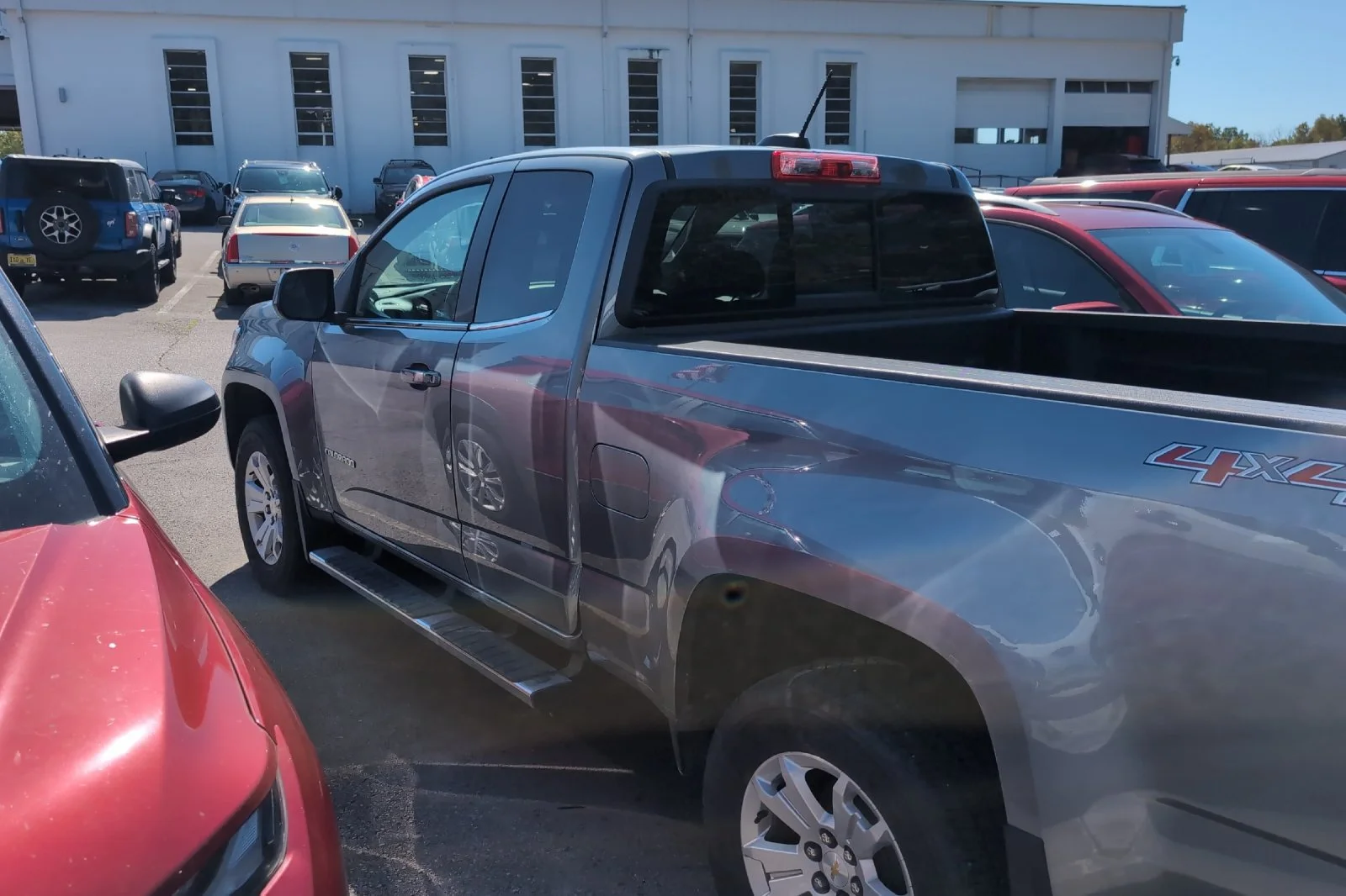 Used 2018 SATIN STEEL METALLIC Chevrolet 4WD LT image 9