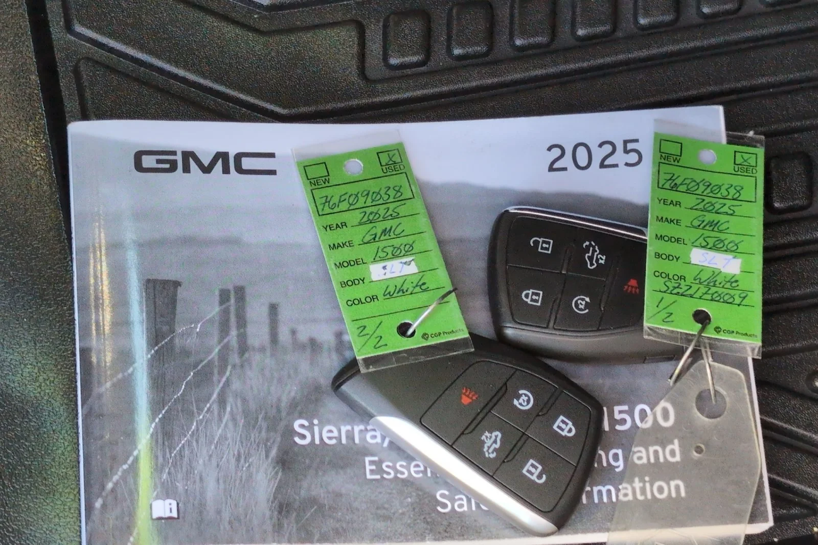 Used 2025 Summit White GMC SLT image 9
