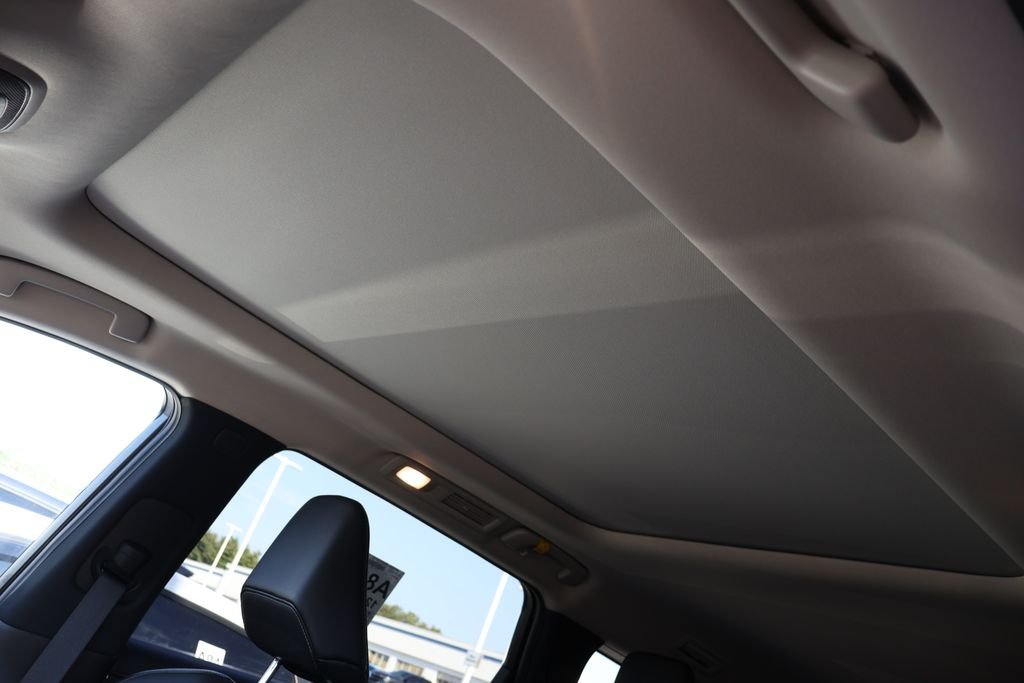 Used 2024 White INFINITI LUXE image 10