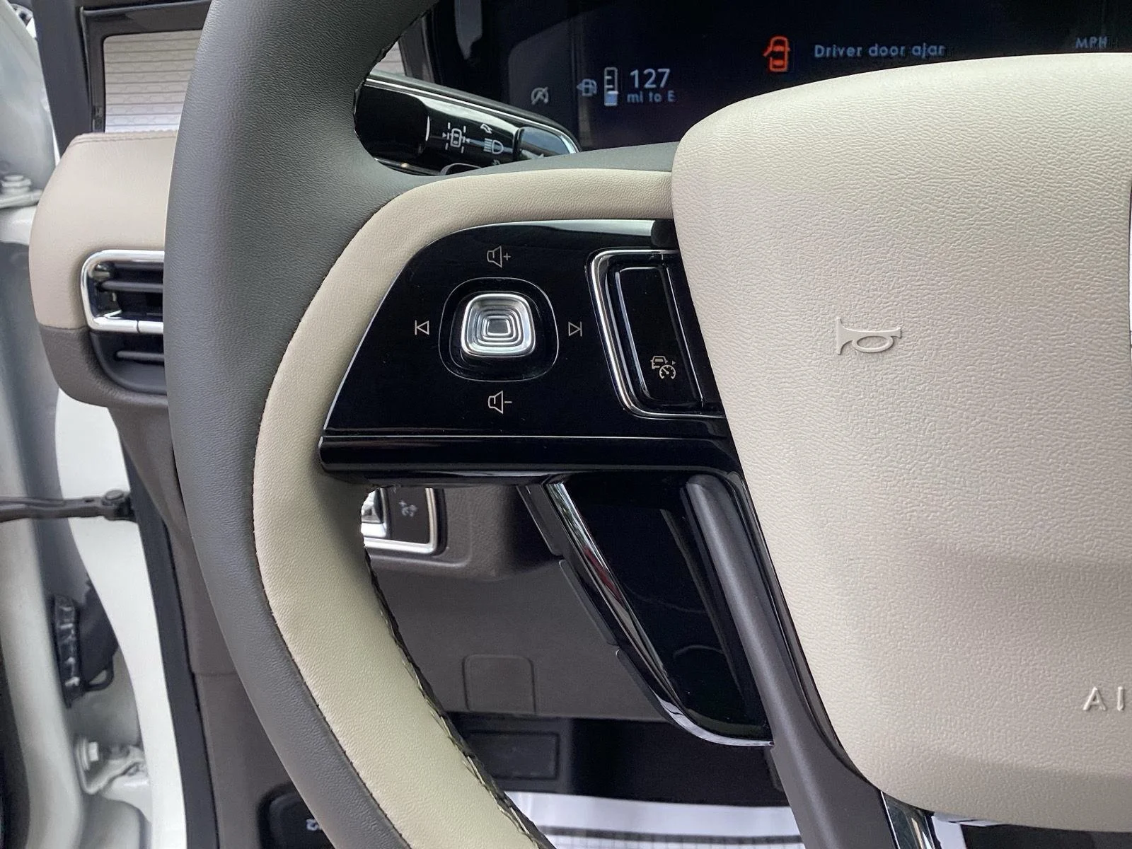 Used 2024 Pristine White Metallic Tri-Coat Lincoln Premiere image 18