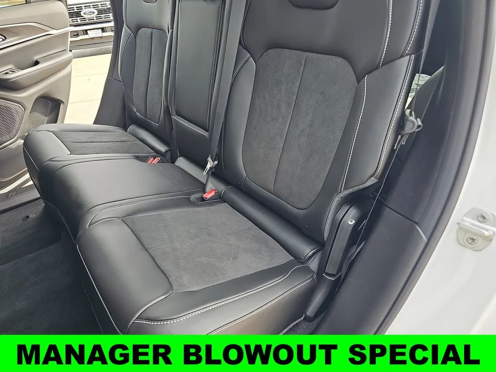 New 2026 Bright White Clear-Coat Exterior Paint Jeep Altitude image 14