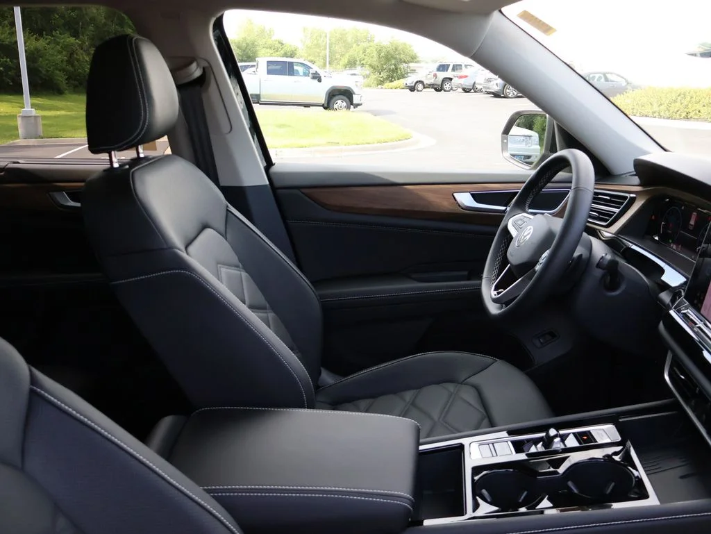 New 2026 Black Volkswagen 2.0T SE w/Technology image 13