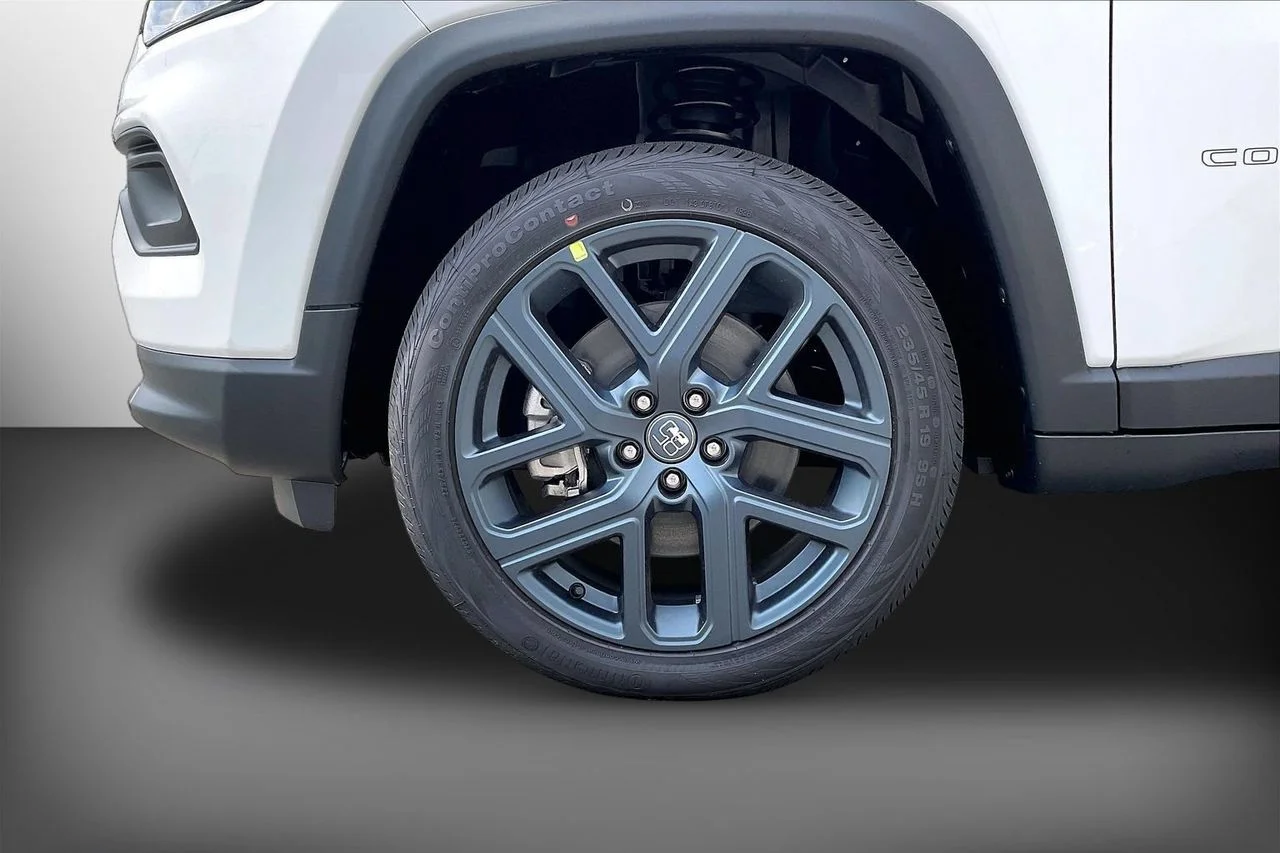 New 2026 Bright White Clearcoat Jeep Latitude image 27
