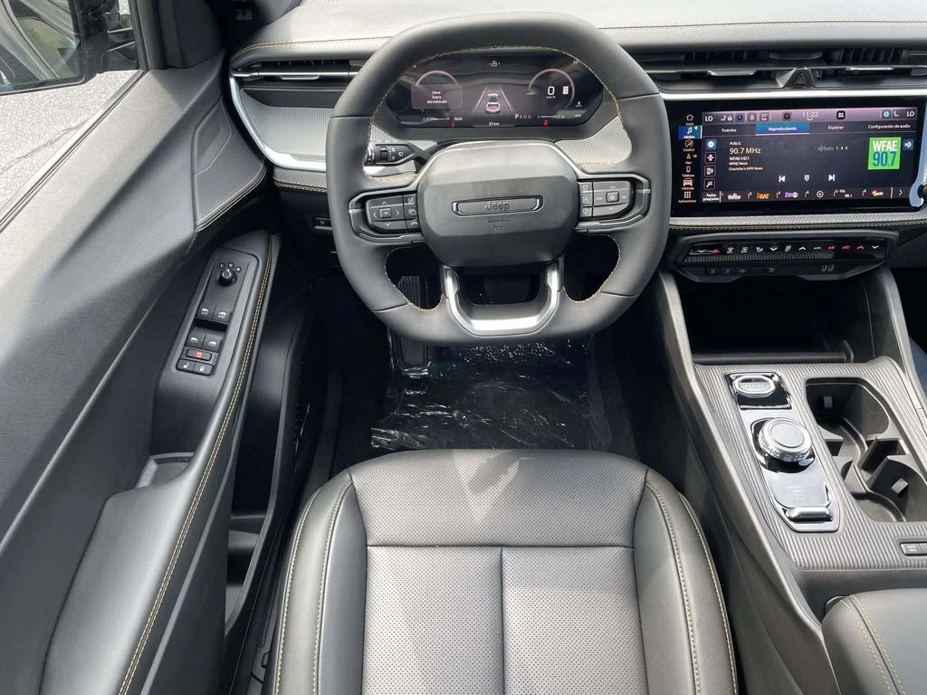 New 2026 Diamond Black Crystal Pearlcoat Jeep Laredo image 22