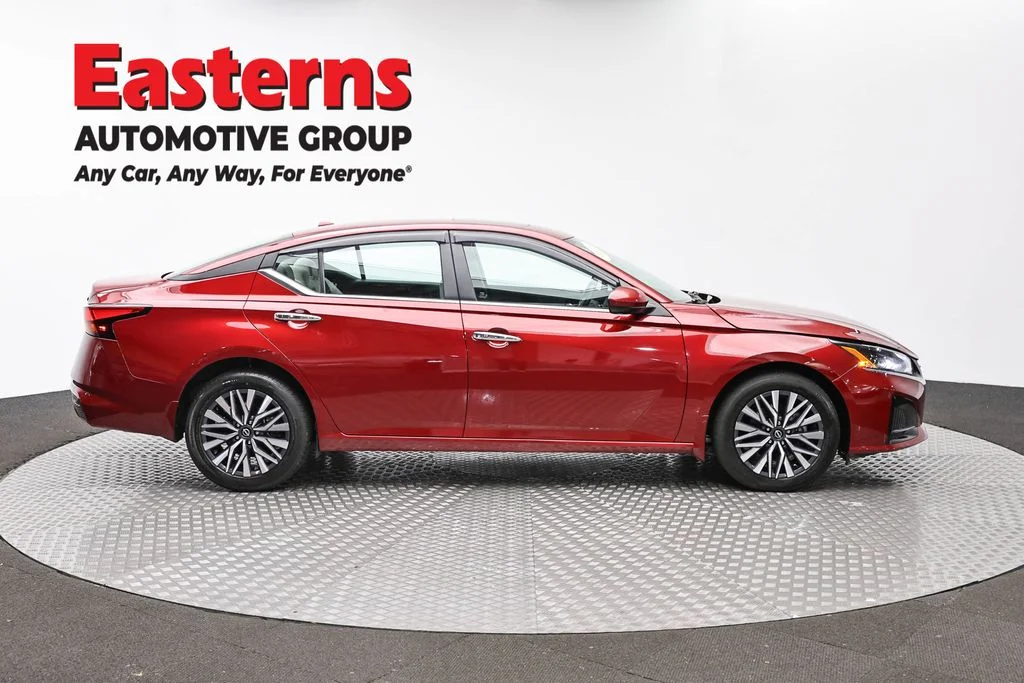 Used 2023 Red Nissan 2.5 SV image 4