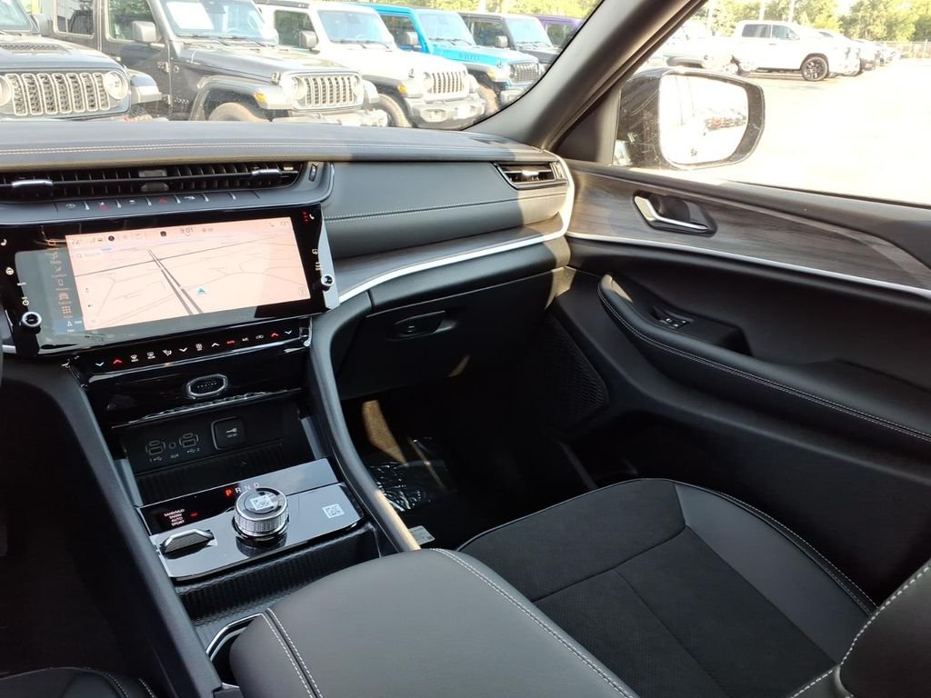 New 2027 High-Gloss Black Paint Jeep Laredo Altitude image 13