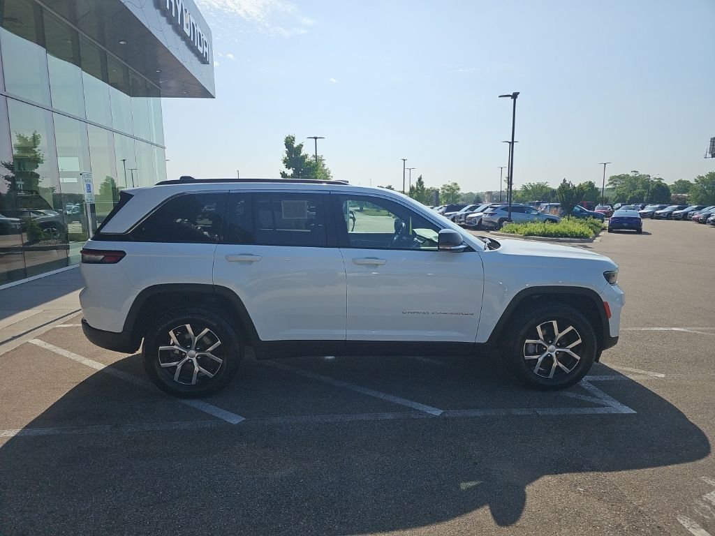 Used 2024 White/off-white Jeep Limited image 6