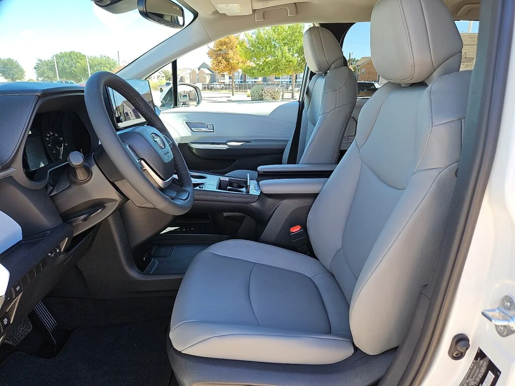 New 2026 Wind Chill Pear Toyota XLE 8 Passenger image 7