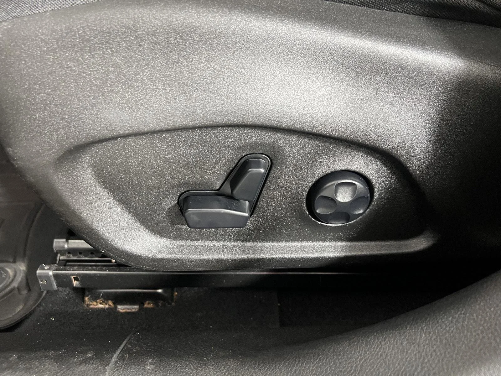 Used 2021  Jeep Latitude image 16