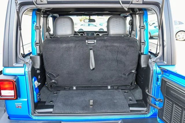Used 2022 Blue Jeep Sport image 17