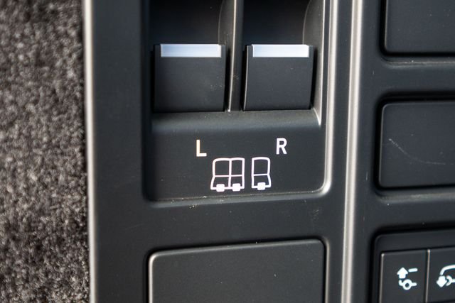 Used 2025 Gray Land Rover S image 38