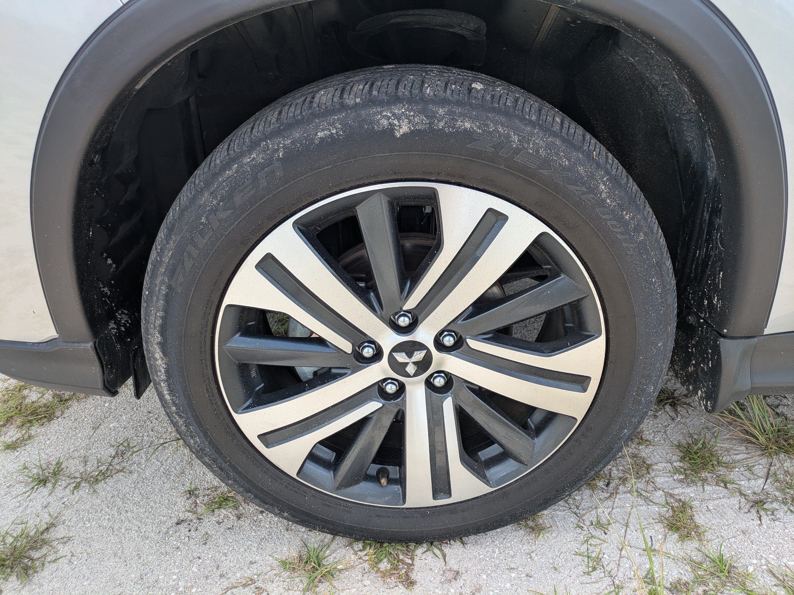 Used 2025 Silver Mitsubishi LE image 11