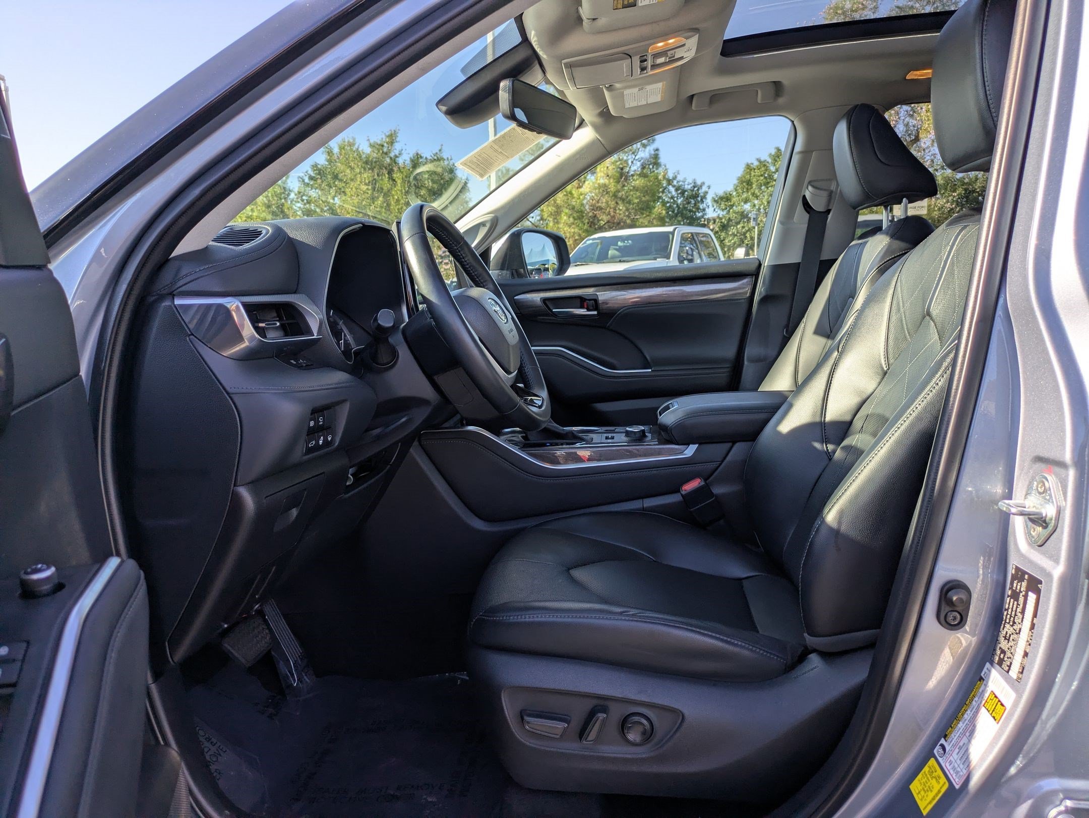 Used 2022 Moon Dust Toyota Platinum image 15