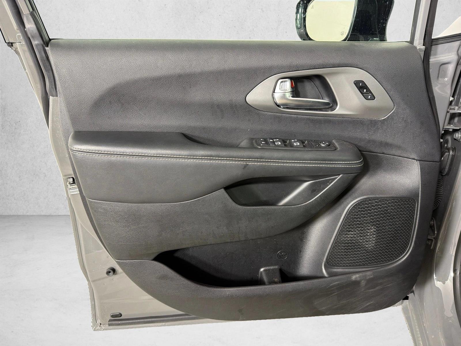 Used 2025 Ceramic Gray Clearcoat Chrysler Select image 10