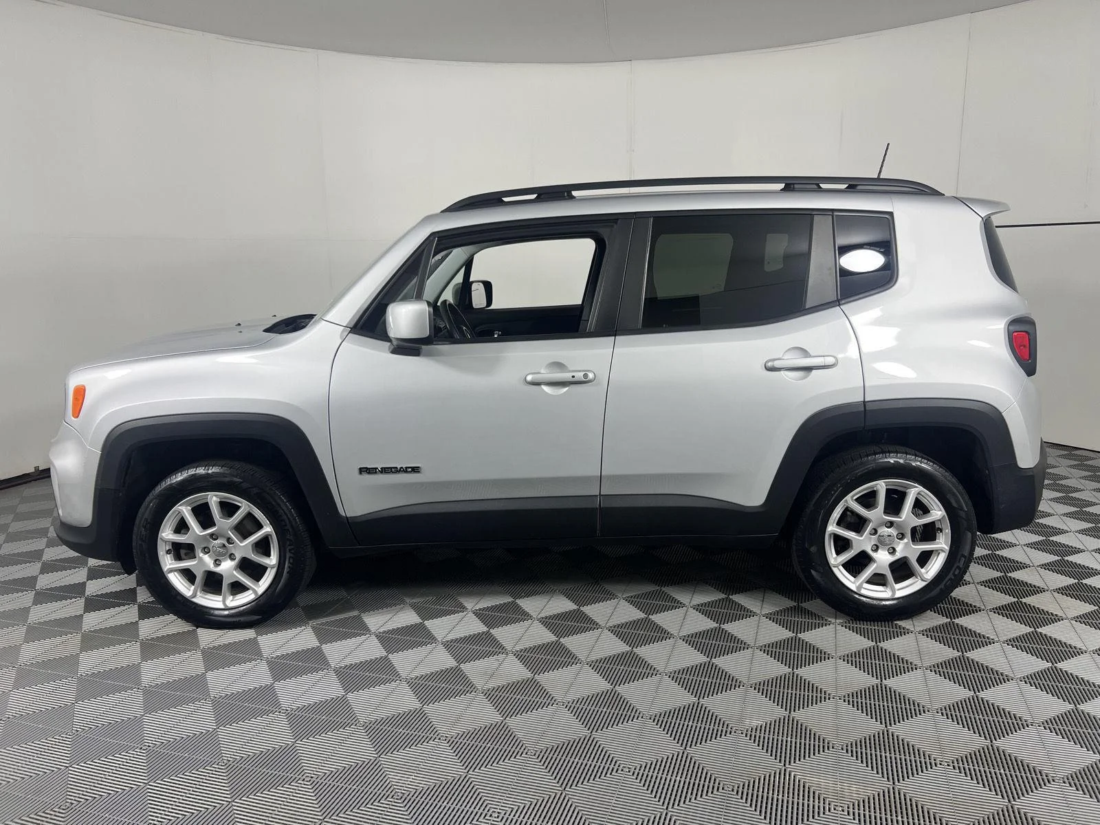 Used 2021 Glacier Metallic Jeep Latitude image 8