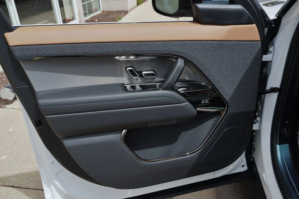 New 2026 Ostuni Pearl White Land Rover Dynamic SE image 11
