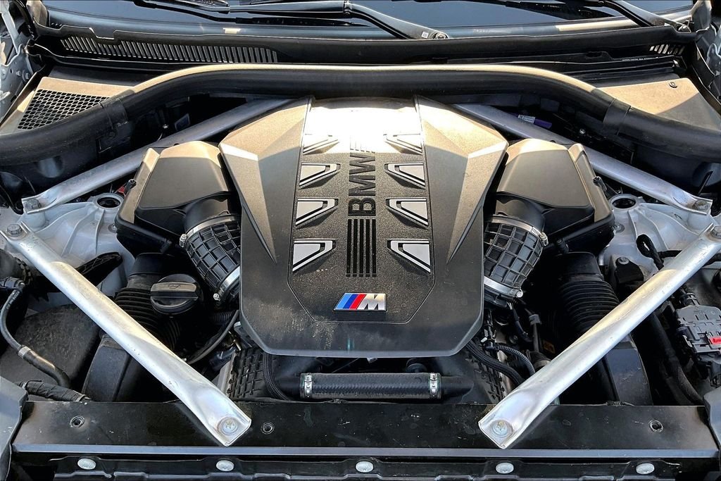 Used 2025 White BMW M60i image 9
