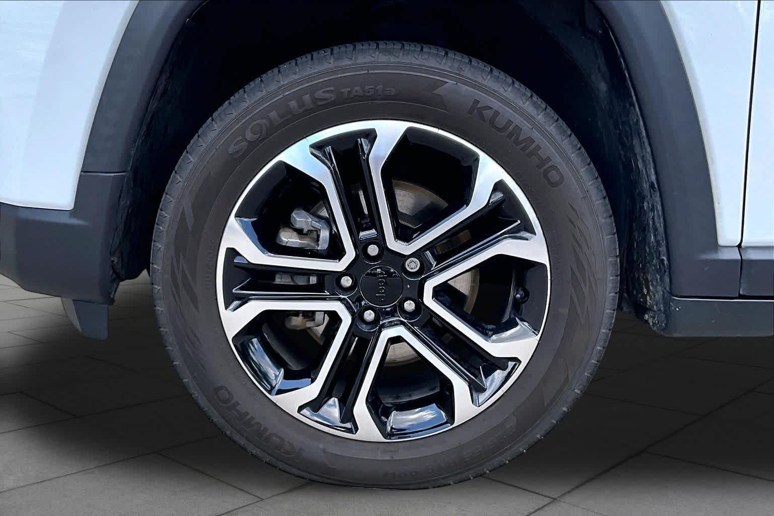 Used 2022 Bright White Clearcoat Jeep Limited image 10