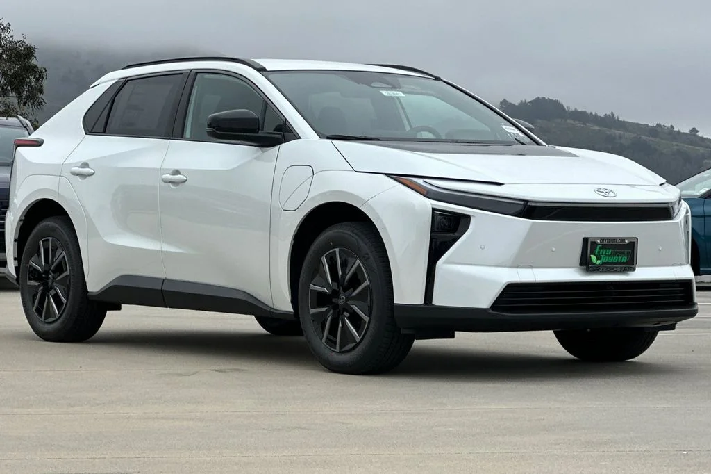 New 2026 Wind Chill Pearl <sup>1</sup> Toyota  XLE image 2