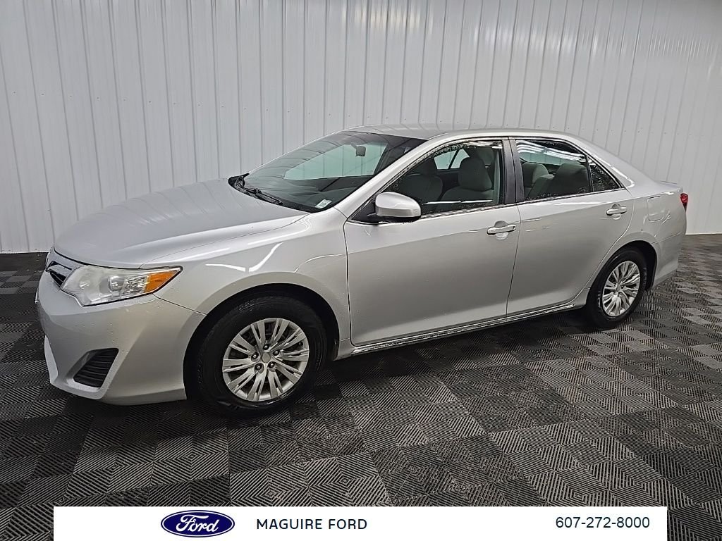 Used 2014 Silver Toyota LE image 7