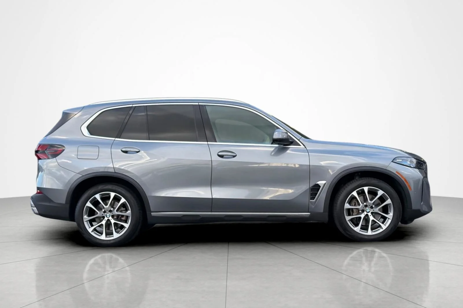 Used 2025 Skyscraper Grey Metallic BMW xDrive40i image 6