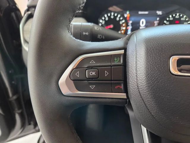 Used 2023 Gray Jeep Latitude Lux image 31