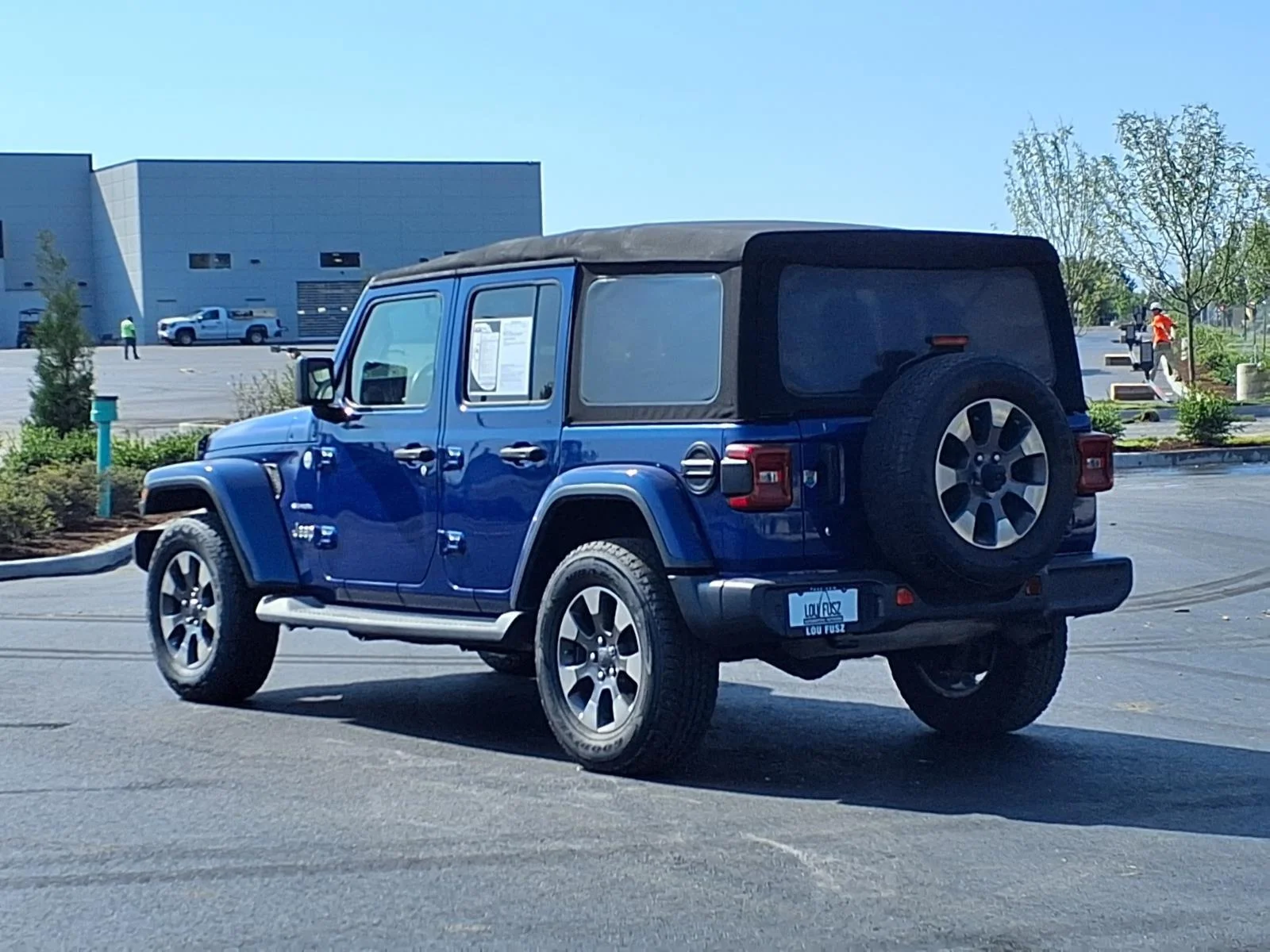 Used 2018 Ocean Blue Metallic Clearcoat Jeep Sahara image 3