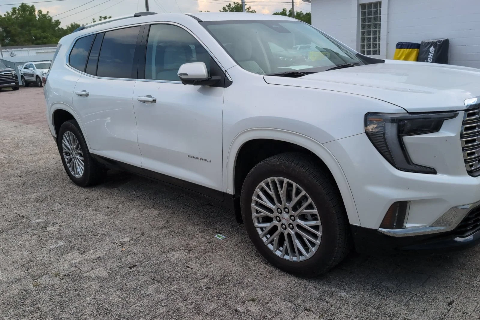 Used 2025 White Frost Tricoat GMC Denali image 2