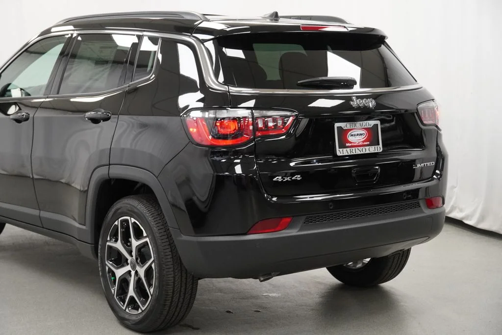 New 2026 Diamond Black Crystal Pearl-Coat Exterior Paint Jeep Limited image 12