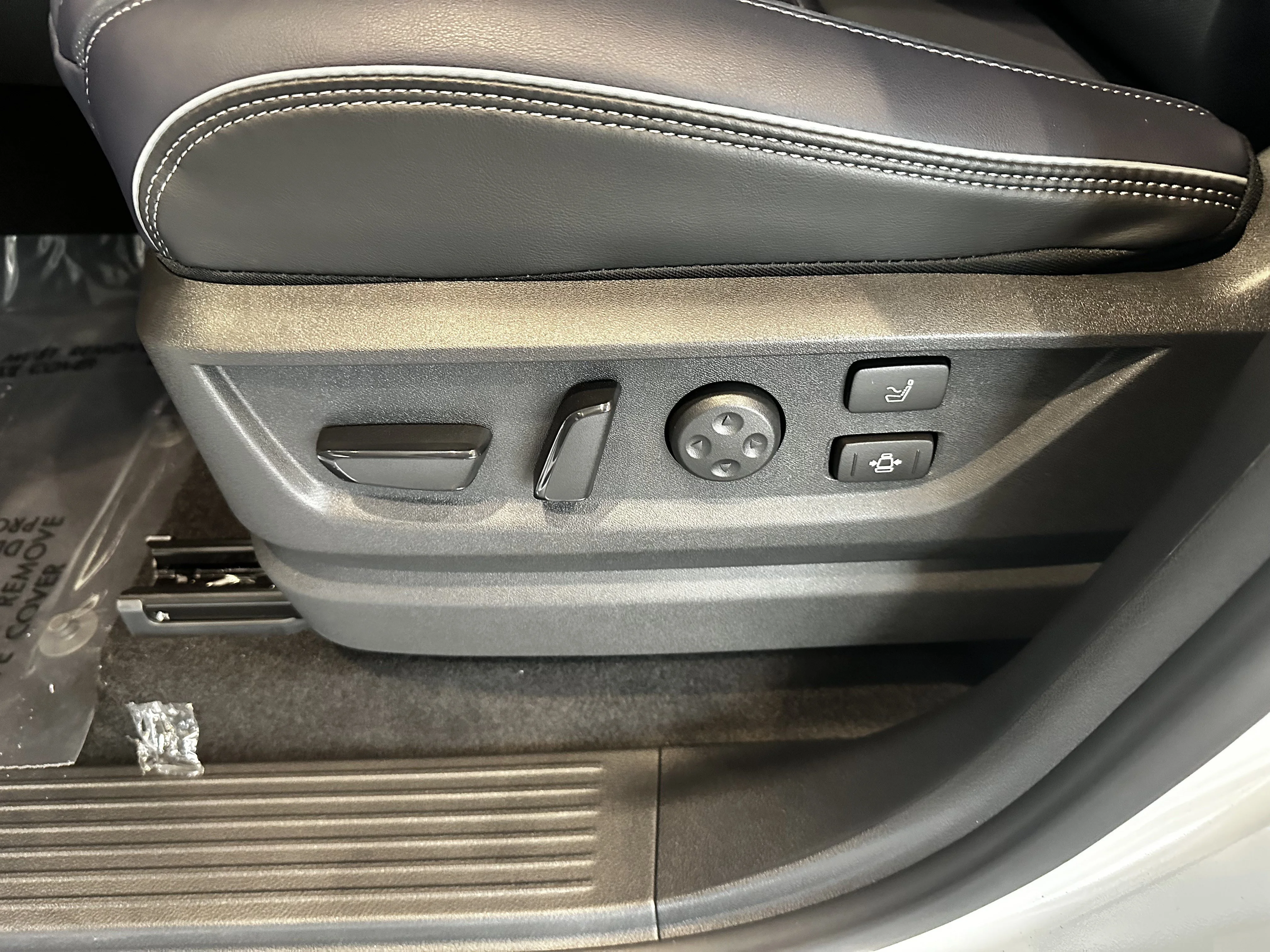 New 2027 2T RADIANT WHIT INFINITI Sport 4WD image 17