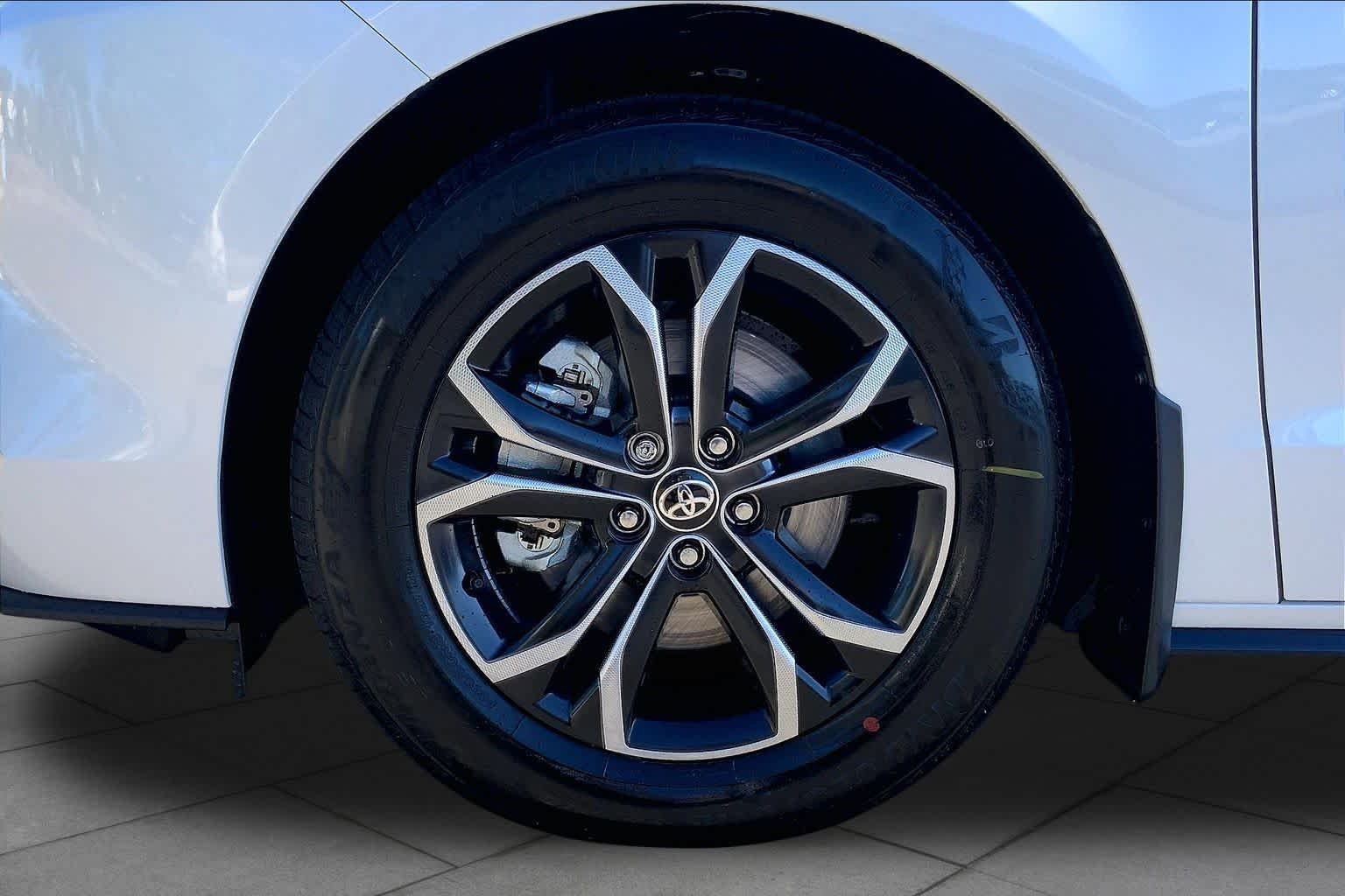 New 2026 Wind Chill Pearl Toyota Platinum image 11