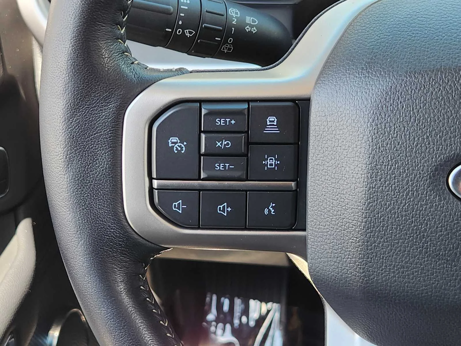 Used 2023 Agate Black Metallic Ford XLT image 26