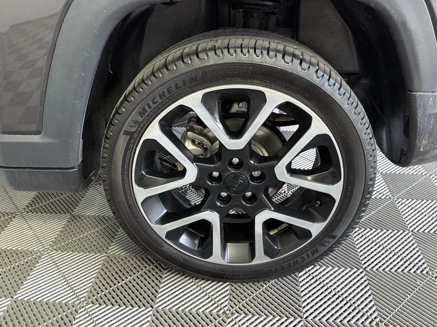 Used 2019 Granite Crystal Metallic Clearcoat Jeep Limited image 12