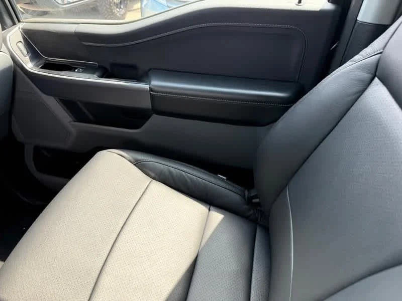 Used 2025 Agate Black Metallic Ford XLT image 19