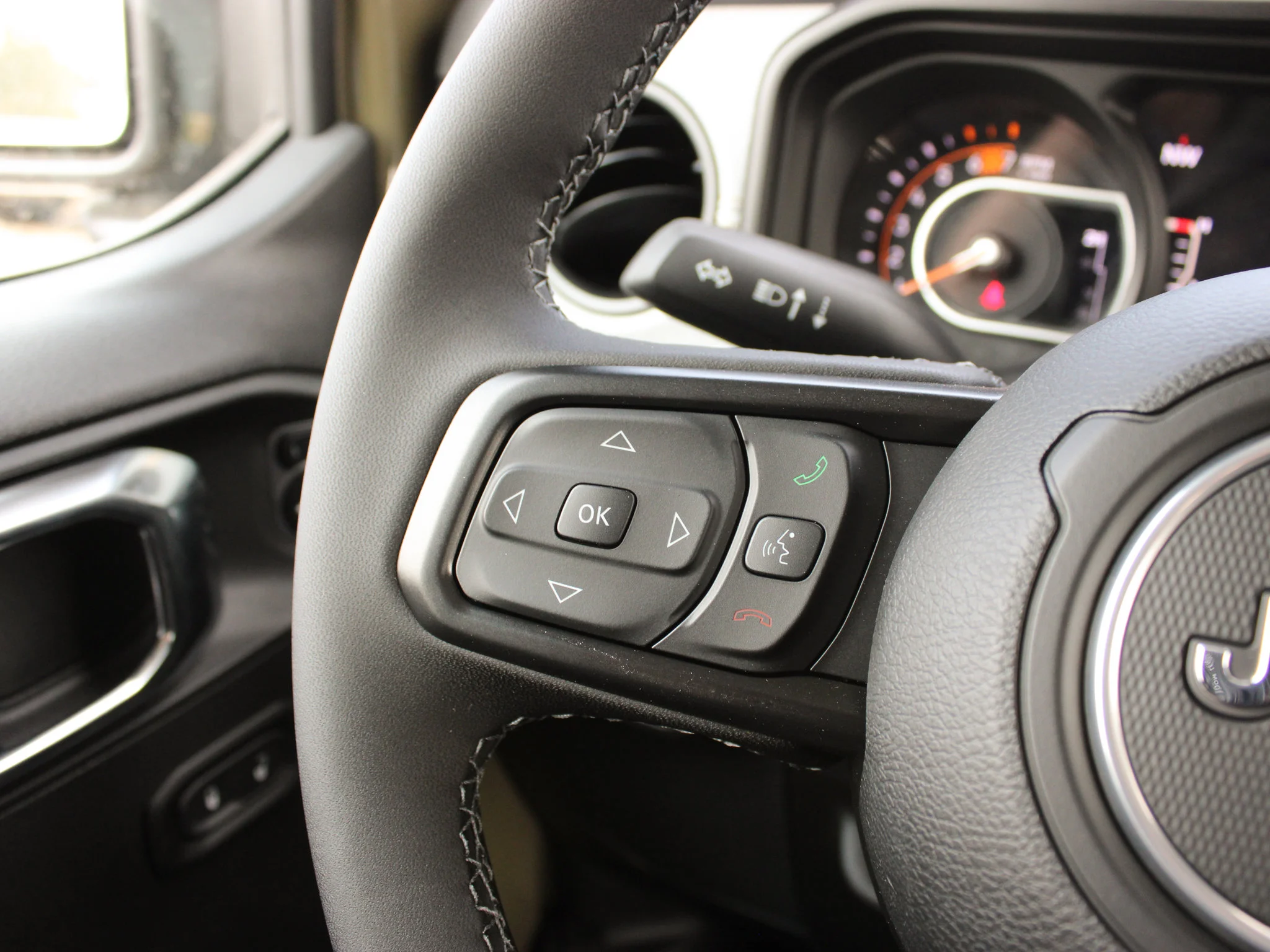 Used 2025 41 Jeep Sport S* 4 Door 4x4, Heated Seats/Wheel, Safety Group, Alpine Audio image 17