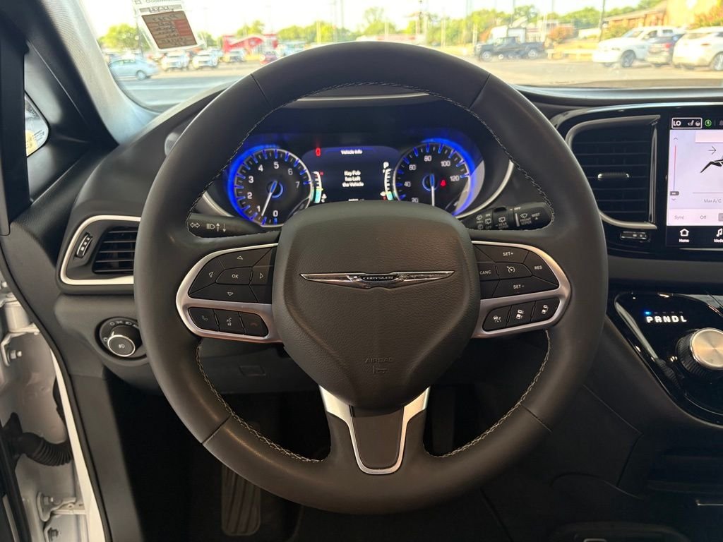 Used 2025 White Chrysler Select image 3