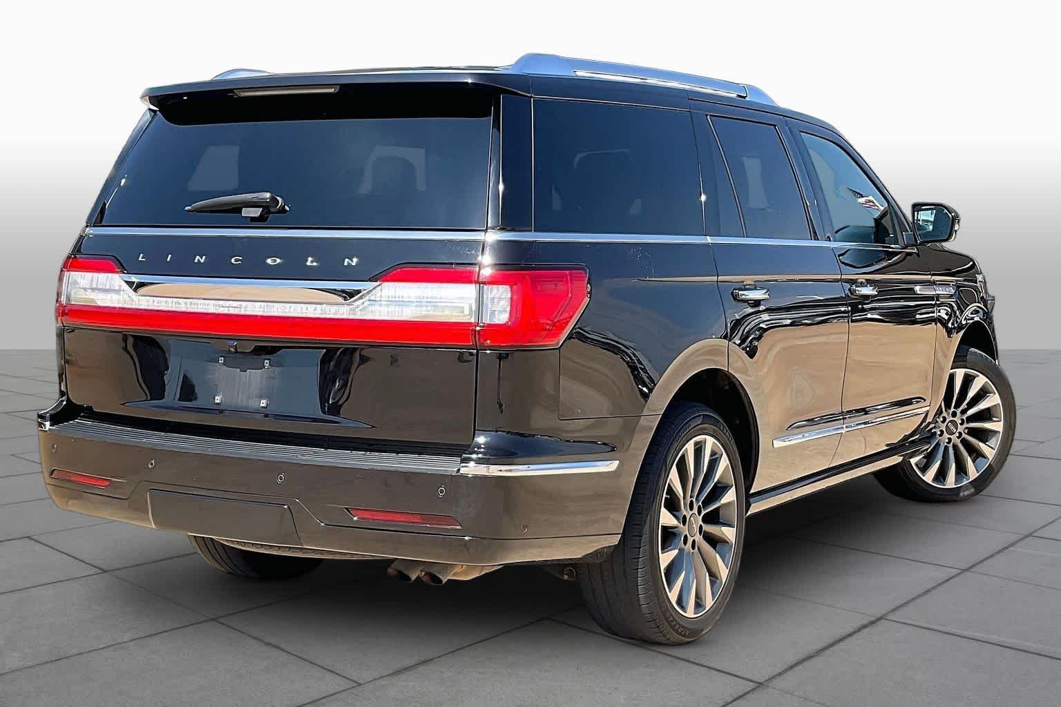 Used 2019 Infinite Black Metallic Lincoln Select image 12